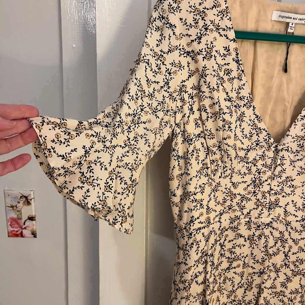Cupcakes and cashmere Floral V-Neck Dress - Picture 4 of 11
